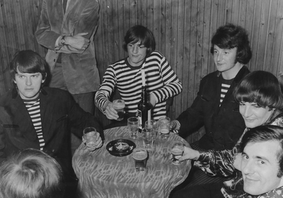 54872 The Scorpions uit Manchester (Engeland) in de bar van nachtclub La Cave aan de Nieuwendijk voor één van hun ...