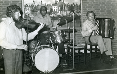 54876 Een onbekende band op het podium in de nachtclub La Cave aan de Nieuwendijk