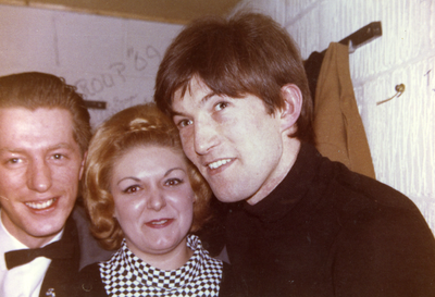 54880 Dave Berry (geheel rechts) in de het kleedkamertje van de nachtclub La Cave aan de Nieuwendijk op 7 febr. 1966