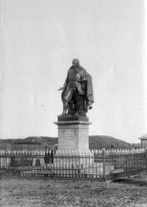 54915 Het standbeeld van M.A. de Ruyter op het De Ruyter- plein. Het werd 25 aug. 1841 in aanwezigheid van koning ...