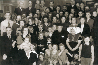 54931 Groepsfoto (familie) met Adriaan Duvekot (geboren 16-05-1870, Vrouwenpolder en overleden 18-09-1956, Vlissingen) ...