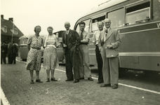 55014 Groepsfoto met leerkrachten van de Pieter Louwerseschool in Oost-Souburg voor of tijdens een schoolreisje. van ...