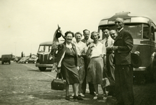 55015 Groepsfoto met leerkrachten van de Pieter Louwerseschool in Oost-Souburg voor of tijdens een schoolreisje. Van ...