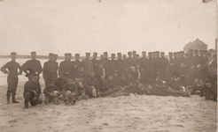 55115 Eerste Wereldoorlog. Groepsfoto van militairen van het Nederlandse leger op het badstrand. De knielende man in ...