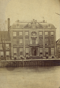 55277 De Houtkade met het Van Dishoeckhuis (anno 1733). Dit huis was in gebruik als stadhuis van 1818 tot 1965.