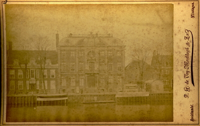 55287 Het Van Dishoeckhuis aan de Houtkade, in 1733 gesticht door Anthony Pieter van Dishoeck. Het was als stadhuis in ...