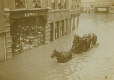 55298 De Walstraat richting de Kleine Markt tijdens de watersnood van 12 Maart 1906.