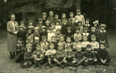 55325 De 'Zandjesschool' in de Hendrikstraat, 1e klas 1934-1935 met links schooljuffrouw Braat