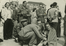 55455 Scheldebekerwedstrijd Breskens-Vlissingen op zaterdag 15 juli 1950. Één der deelnemers wordt door een arts op het ...
