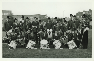 55476 Groepsfoto van de drumband van harmonie St. Caecilia in het park aan de Koudekerkseweg. De drumband is opgericht ...