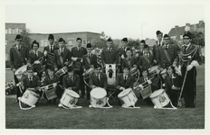 55476 Groepsfoto van de drumband van harmonie St. Caecilia in het park aan de Koudekerkseweg. De drumband is opgericht ...