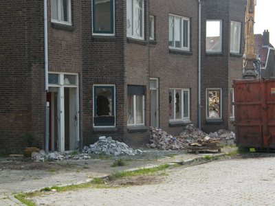 55514 De oostzijde van de Nijverheidstraat in de richting van de Schuitvaartgracht tijdens de afbraak van de etagewoningen