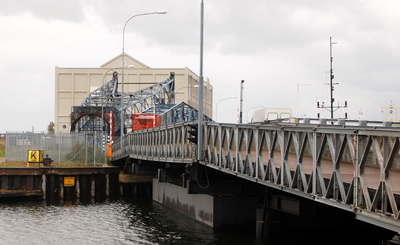 55592 De brug over de Dokhaven met op de achtergrond de Timmerfabriek en de ontmantelde kraan van de Koninklijke ...