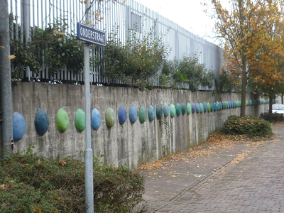 55597 Kunstwerk in de Onderstraat, bestaande uit 100 amorfe vormen (gekleurde bollen), die gaan over licht en kleur . ...