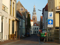 55671 De Sarazijnstraat gezien vanaf de Nieuwendijk met op de achtergrond de toren van de Sint Jacobskerk