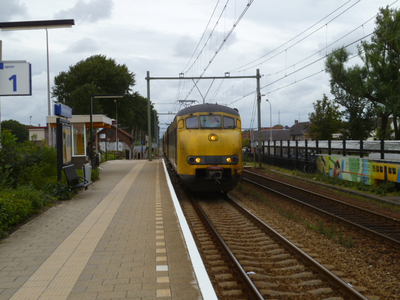 55677 Oost-Souburg, het treinstation Vlissingen-Souburg, officieel geopend op 31 mei 1986. Het perron voor de trein ...