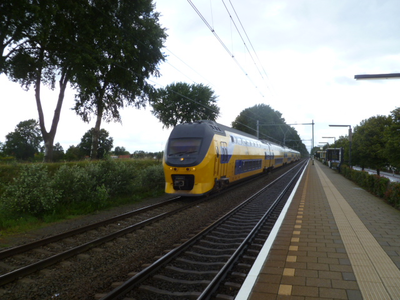 55679 Oost-Souburg, het treinstation Vlissingen-Souburg, officieel geopend op 31 mei 1986. Een aankomende trein ...