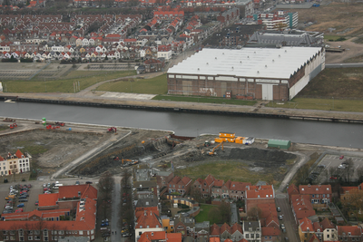 55742 Luchtfoto van Vlissingen. Gezicht op het kleine droogdok of dokje van Perry grenzend aan de Stenenbeer (aangelegd ...