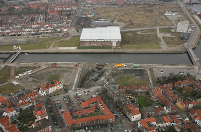 55744 Luchtfoto van Vlissingen. Gezicht op het kleine droogdok of dokje van Perry grenzend aan de Stenenbeer (aangelegd ...