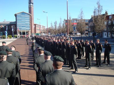 55839 Openbare beëdiging van vijftien nieuwe reservisten van het Korps Nationale Reserve (Natres) op het Stadhuisplein ...