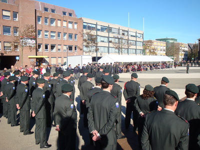 55840 Openbare beëdiging van vijftien nieuwe reservisten van het Korps Nationale Reserve (Natres) op het Stadhuisplein ...