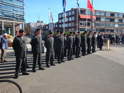 55843 Openbare beëdiging van vijftien nieuwe reservisten van het Korps Nationale Reserve (Natres) op het Stadhuisplein ...