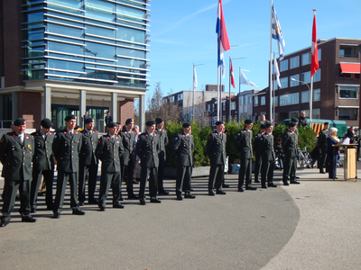 55845 Openbare beëdiging van vijftien nieuwe reservisten van het Korps Nationale Reserve (Natres) op het Stadhuisplein ...