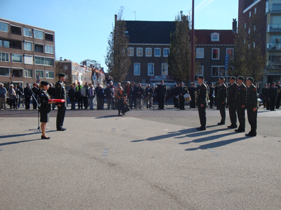 55846 Openbare beëdiging van vijftien nieuwe reservisten van het Korps Nationale Reserve (Natres) op het Stadhuisplein ...