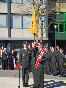 55847 Openbare beëdiging van vijftien nieuwe reservisten van het Korps Nationale Reserve (Natres) op het Stadhuisplein ...