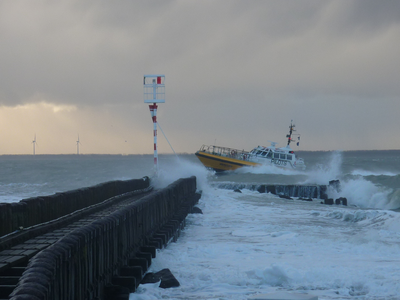 55928 Snelle loodstender 'Mercury' van het Nederlands loodswezen bij het Roeiershoofd of Westerhavenhoofd onderaan het ...