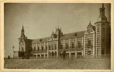 55953 Het Grand Hotel des Bains, later Britannia geheten. Het hotel werd door W. Lock te Steenbergen in niet meer dan ...