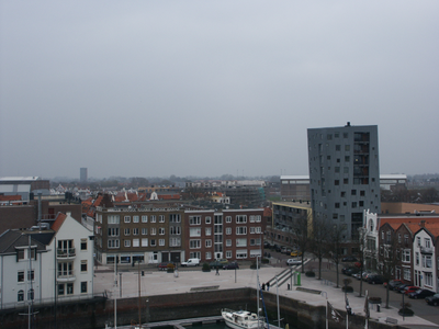55960 De Zeilmarkt gezien vanaf de Residence Maritiem, het flatgebouw aan de Oranjedijk. Rechts de woontoren die ...