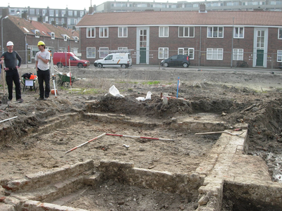 55995 Archeologie, opgravingen op de hoek Grote Markt - Breewaterstraat in Vlissingen gezien richting de ...