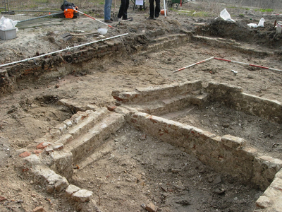 55997 Archeologie, opgravingen op de hoek Grote Markt - Breewaterstraat in Vlissingen. Op de voorgrond restanten van de ...