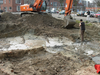 55999 Archeologie, opgravingen op de hoek Grote Markt - Breewaterstraat in Vlissingen gezien richting de hoek ...