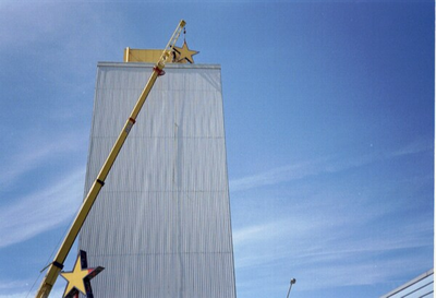56029 Plaatsing van een ster, onderdeel van het project Ruimte door kunstenaar Eric Brandts, op de torenflat aan de ...