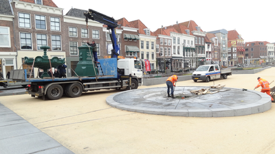 56043 Op dinsdag 6 maart 2012 wordt de fontein van Elizabeth (Betje) Wolff en Agatha (Aagje) Deken na een restauratie ...