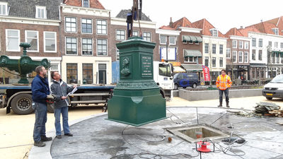 56052 Op dinsdag 6 maart 2012 wordt de fontein van Elizabeth (Betje) Wolff en Agatha (Aagje) Deken na een restauratie ...
