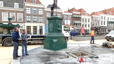 56053 Op dinsdag 6 maart 2012 wordt de fontein van Elizabeth (Betje) Wolff en Agatha (Aagje) Deken na een restauratie ...