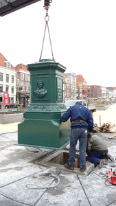 56055 Op dinsdag 6 maart 2012 wordt de fontein van Elizabeth (Betje) Wolff en Agatha (Aagje) Deken na een restauratie ...