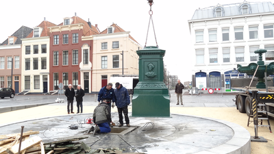 56056 Op dinsdag 6 maart 2012 wordt de fontein van Elizabeth (Betje) Wolff en Agatha (Aagje) Deken na een restauratie ...