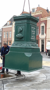 56057 Op dinsdag 6 maart 2012 wordt de fontein van Elizabeth (Betje) Wolff en Agatha (Aagje) Deken na een restauratie ...