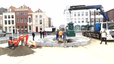 56058 Op dinsdag 6 maart 2012 wordt de fontein van Elizabeth (Betje) Wolff en Agatha (Aagje) Deken na een restauratie ...