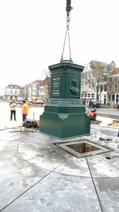 56059 Op dinsdag 6 maart 2012 wordt de fontein van Elizabeth (Betje) Wolff en Agatha (Aagje) Deken na een restauratie ...