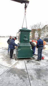 56060 Op dinsdag 6 maart 2012 wordt de fontein van Elizabeth (Betje) Wolff en Agatha (Aagje) Deken na een restauratie ...