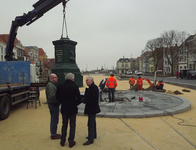 56074 Op dinsdag 6 maart 2012 wordt de fontein van Elizabeth (Betje) Wolff en Agatha (Aagje) Deken na een restauratie ...