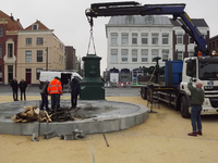 56076 Op dinsdag 6 maart 2012 wordt de fontein van Elizabeth (Betje) Wolff en Agatha (Aagje) Deken na een restauratie ...