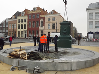 56077 Op dinsdag 6 maart 2012 wordt de fontein van Elizabeth (Betje) Wolff en Agatha (Aagje) Deken na een restauratie ...