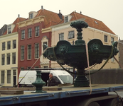 56078 Op dinsdag 6 maart 2012 wordt de fontein van Elizabeth (Betje) Wolff en Agatha (Aagje) Deken na een restauratie ...