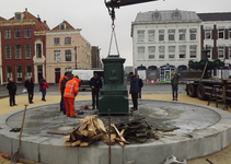 56080 Op dinsdag 6 maart 2012 wordt de fontein van Elizabeth (Betje) Wolff en Agatha (Aagje) Deken na een restauratie ...